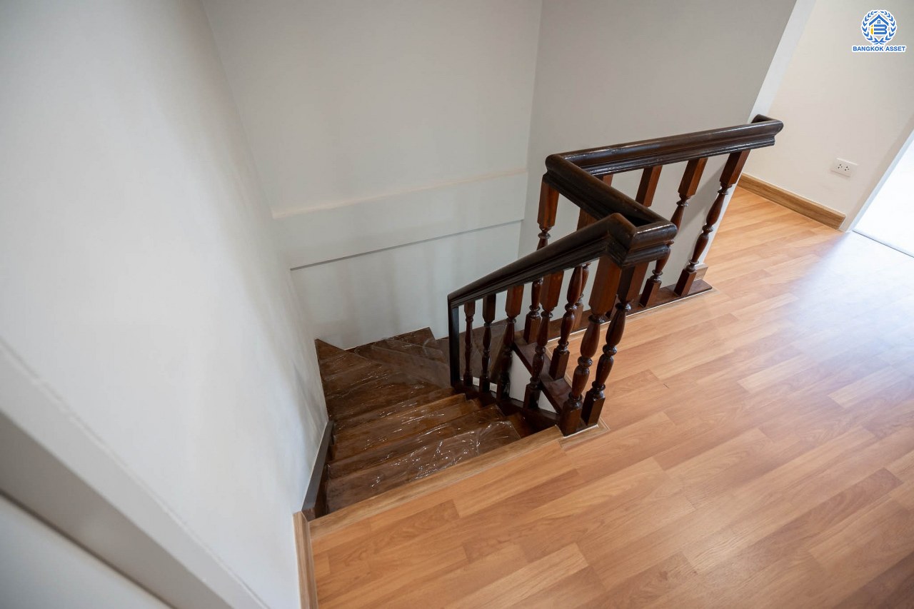 บ้านมือสองตกแต่งใหม่ โครงการ มิตรรุ่งเรือง จรัญสนิทวงศ์ เนื้อที่ 27 ตร.ว. ฟังก์ชัน 3 ห้องนอน 2 ห้องน้ำ จอดรถได้ 1 คัน บนทำเลศักยภาพ เชื่อมต่อหลายเส้นทาง ใกล้จุดขึ้นทางด่วน "ศรีรัช" และรถไฟฟ้าสายสีน้ำเงิน "สถานีไฟฉาย"